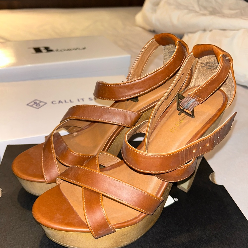 Massimo Supply Women's Tan Sandals